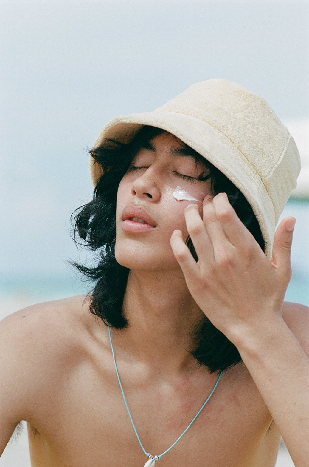 Sunscreen Before Or After Moisturizer? Should You Apply Sunscreen Before Or After Moisturizer?